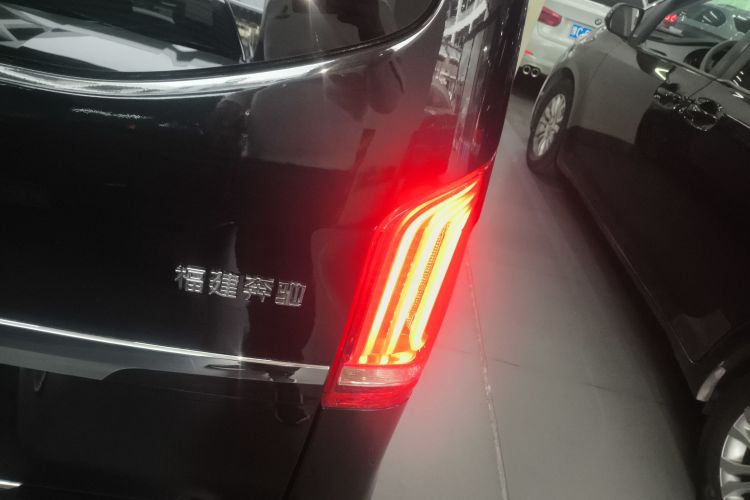 奔驰V级 2017款 V 260 L 尊贵加长版车身外观9