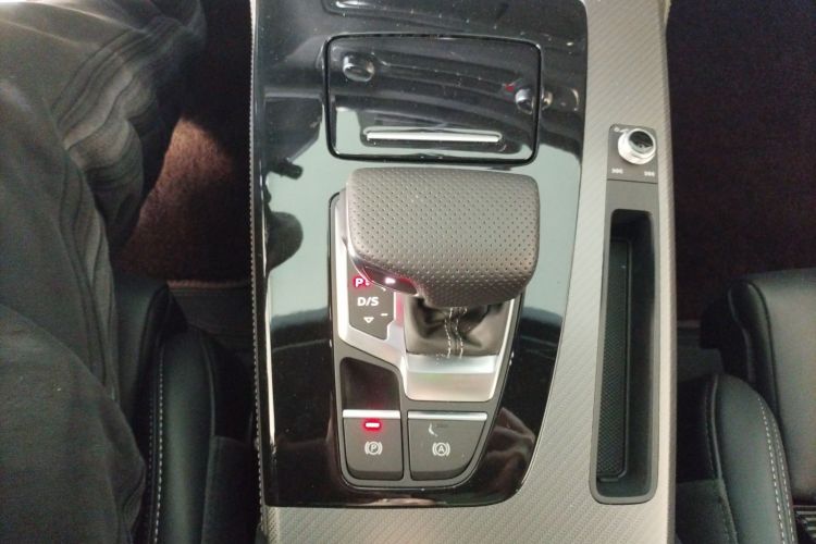 奥迪Q5L 2025款 45周年典藏版 40 TFSI 豪华动感型局部细节18