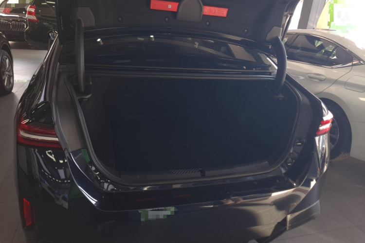 宝马5系 2025款 530Li 尊享型 M运动套装机舱底盘23