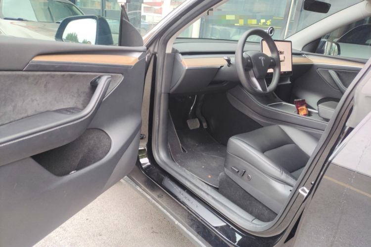 特斯拉 Model Y 2022款 长续航全轮驱动版中控内饰7003