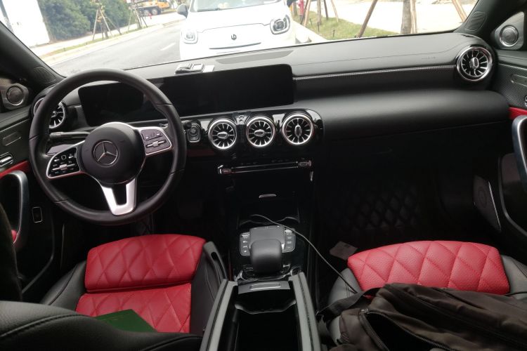 奔驰A级 2021款 A 180 L 运动轿车中控内饰12