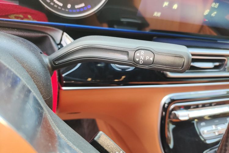 奔驰 威霆 2024款 2.0T 商务版 7座中控内饰18