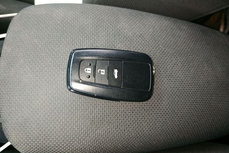 丰田 雷凌 2021款 双擎 1.8H E-CVT豪华版中控内饰7001