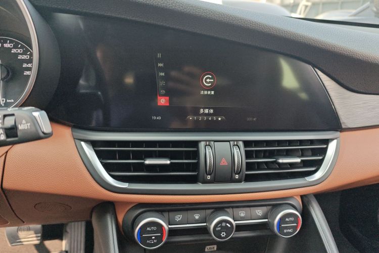 阿尔法·罗密欧 Giulia朱丽叶 2017款 2.0T 200HP 精英版中控内饰16