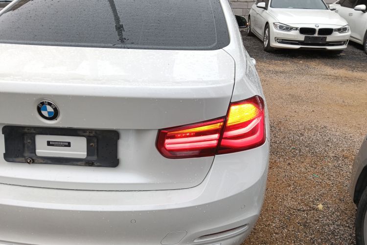 宝马3系 2017款 318i 时尚型车身外观9