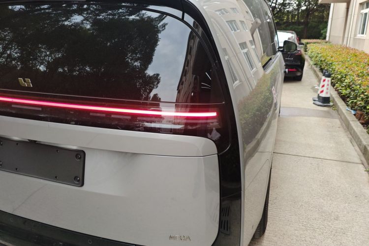 理想汽车 理想MEGA 2025款 Home 家庭特别版车身外观6006