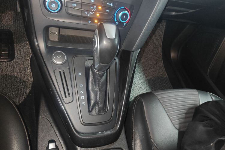 福特 福克斯 2018款 三厢经典 1.6L 自动风尚型智行版中控内饰18