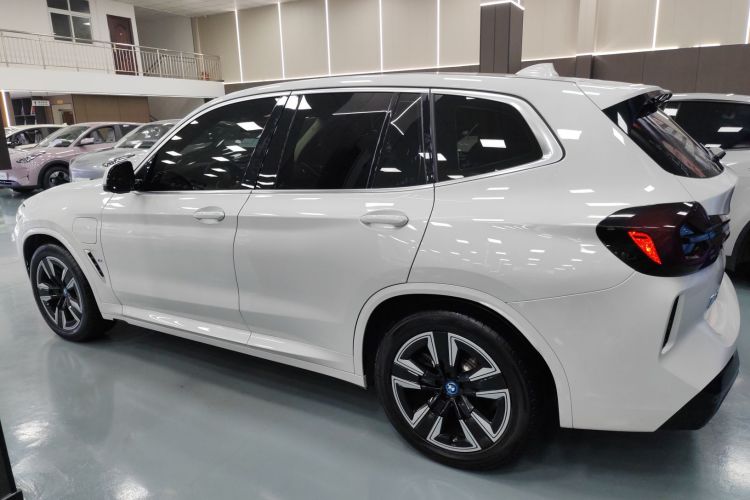 宝马iX3 2024款 领先型车身外观4