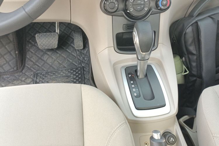 福特 嘉年华 2013款 三厢 1.5L 自动时尚型中控内饰18