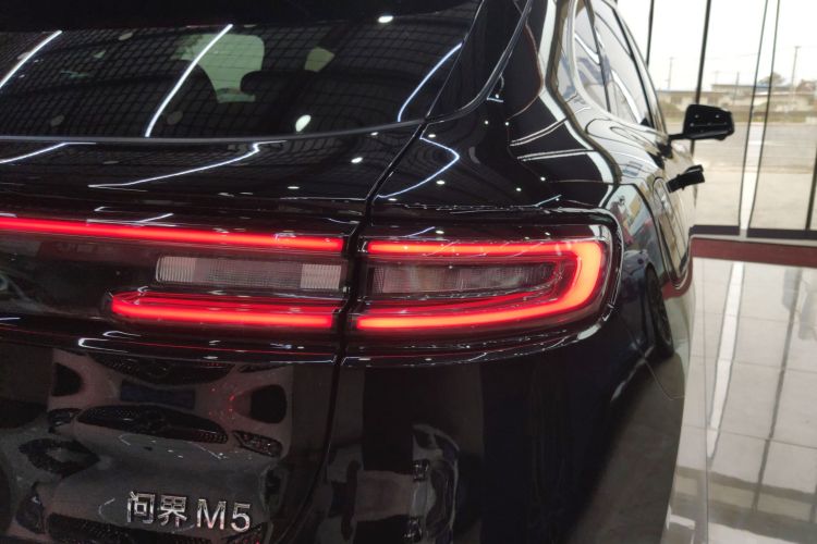鸿蒙智行 问界M5 2022款 增程四驱性能版车身外观9