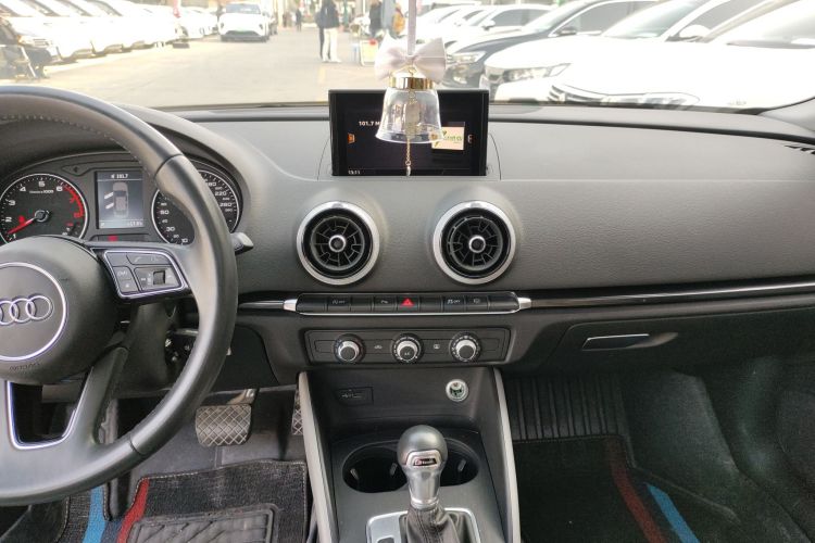 奥迪A3 2018款 30周年年型 Limousine 35 TFSI 时尚型中控内饰16