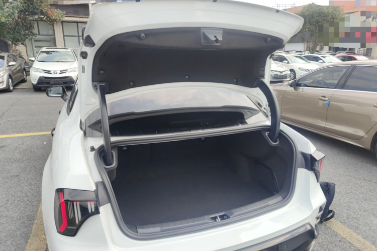 领克03 2023款 2.0TD DCT劲Pro机舱底盘23