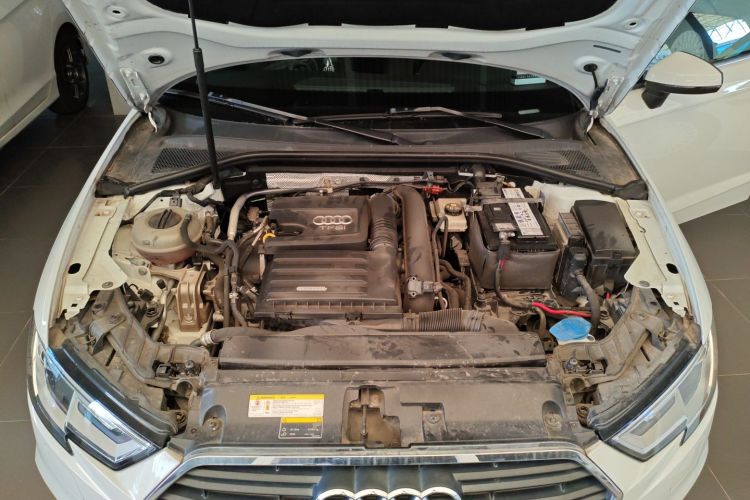 奥迪A3 2018款 30周年年型 Sportback 35 TFSI 进取型机舱底盘24