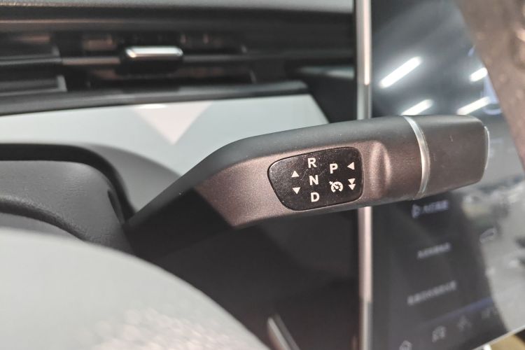 哪吒汽车 哪吒AYA 2023款 401 Lite中控内饰18