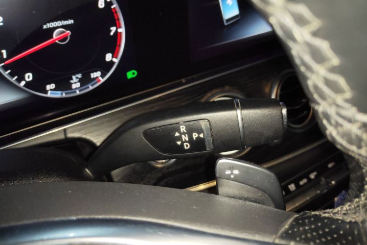 奔驰E级 2018款 E 200 L 运动型局部细节18