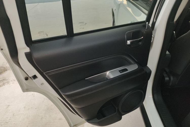 Jeep 指南者(进口) 2014款 改款 2.4L 四驱舒适版中控内饰49