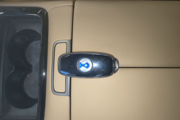 腾势D9 2022款 DM-i 970 四驱尊荣型中控内饰7001