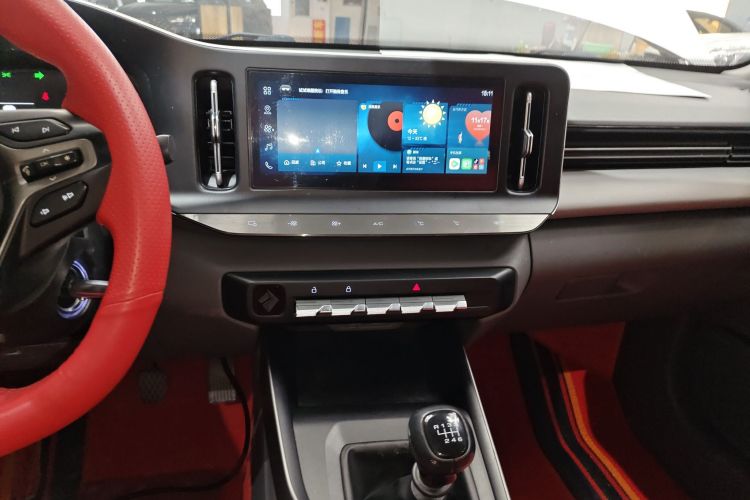 宝骏RC-5 2020款 1.5L 手动智耀精英型中控内饰16