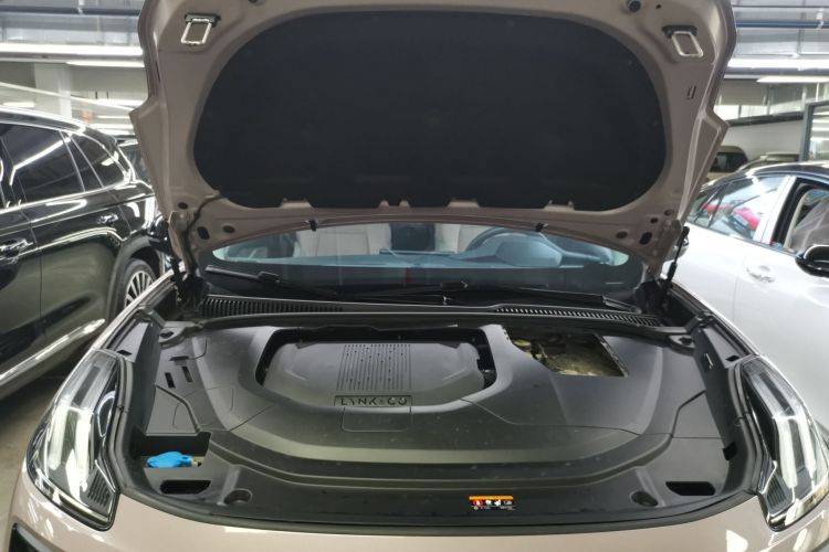 领克06 2021款 1.5T Shero粉色特别版机舱底盘24