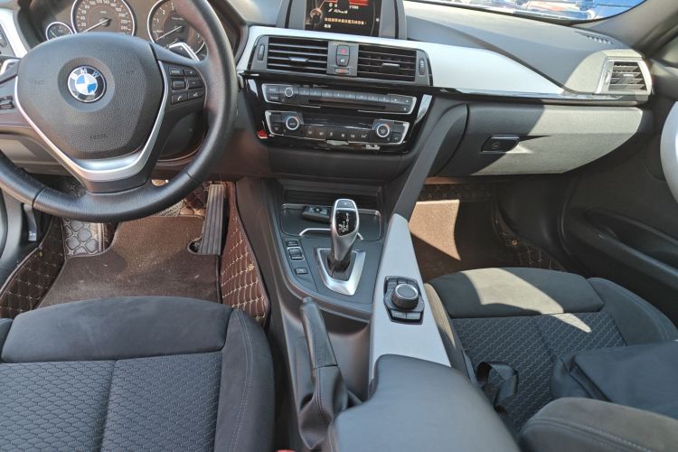 宝马3系 2017款 320i M运动型中控内饰18