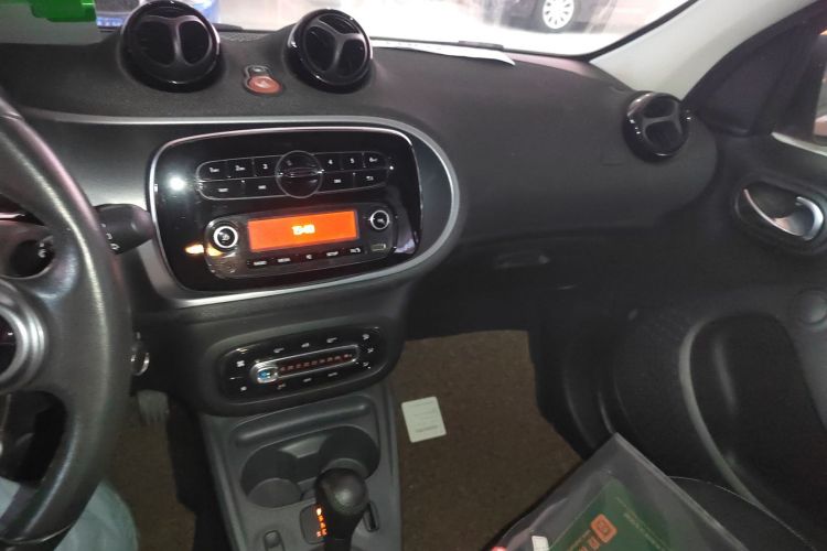 smart forfour 2018款 1.0L 52千瓦激情版中控内饰16