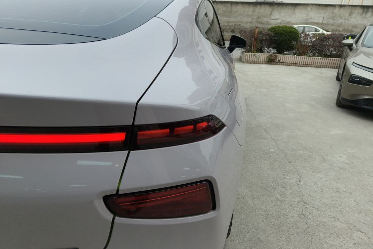 小鹏P7 2021款 670E鹏翼版车身外观9