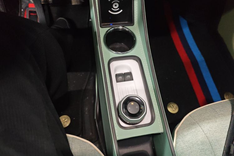 吉利银河 2025款 210km 熊猫骑士中控内饰18