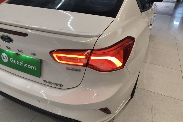 福特 福克斯 2019款 三厢 EcoBoost 180 自动ST Line车身外观9