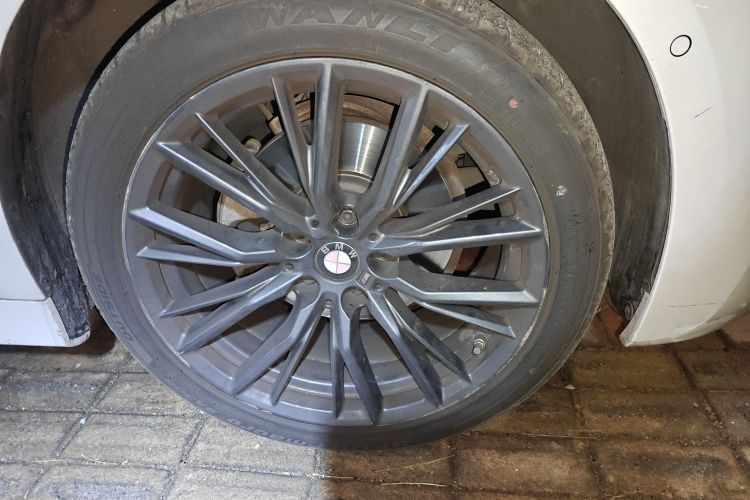 宝马3系 2022款 改款 325i M运动曜夜套装车身外观10