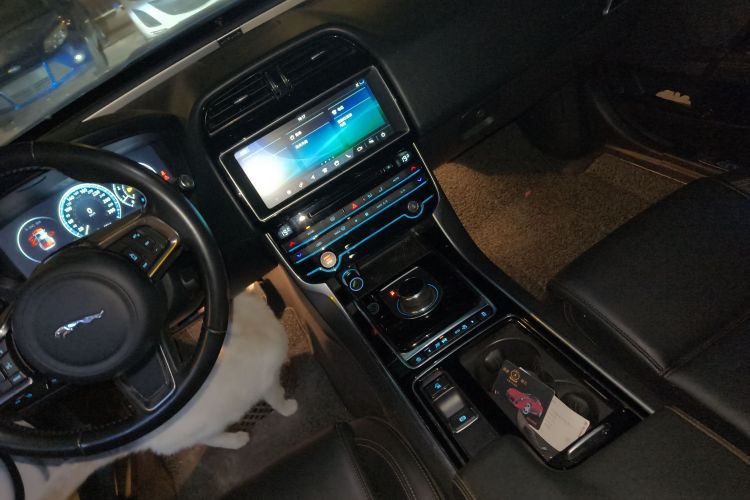 捷豹XEL 2018款 2.0T 250PS 尊享版中控内饰16