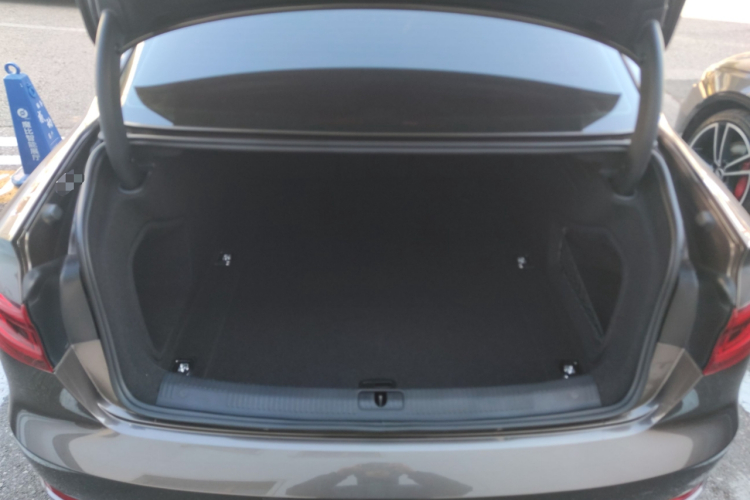 奥迪A4L 2018款 30周年年型 40 TFSI 进取型中控内饰23