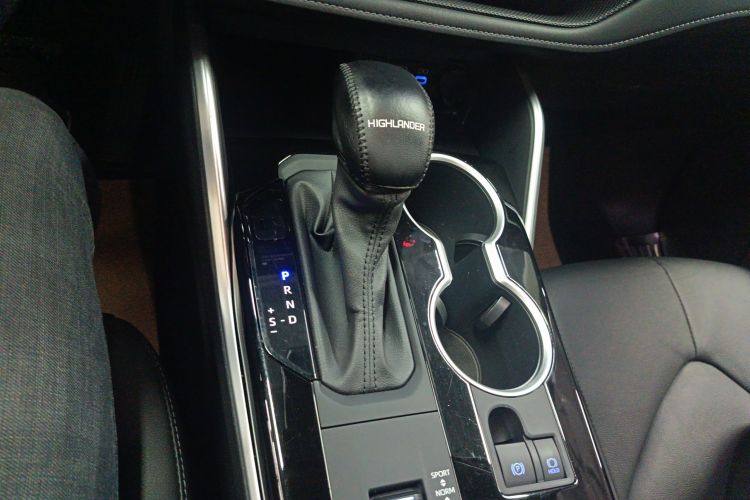 丰田 汉兰达 2022款 双擎 2.5L 四驱尊贵版 7座中控内饰18