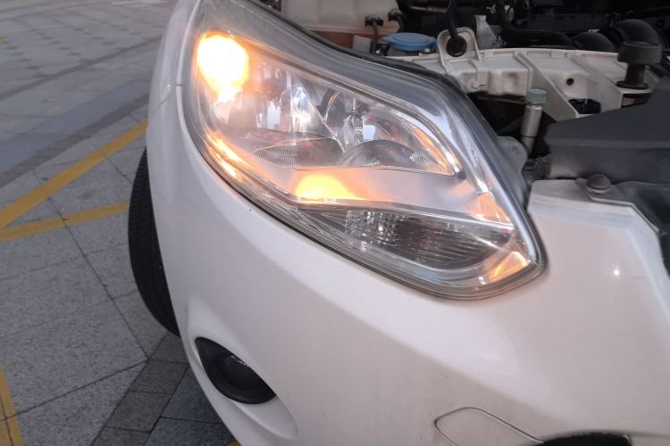 福特 福克斯 2012款 两厢 1.6L 自动舒适型车身外观6006