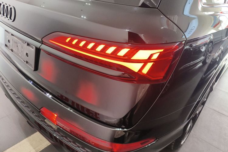 奥迪Q7 2024款 45 TFSI quattro S line黑武士型车身外观6006