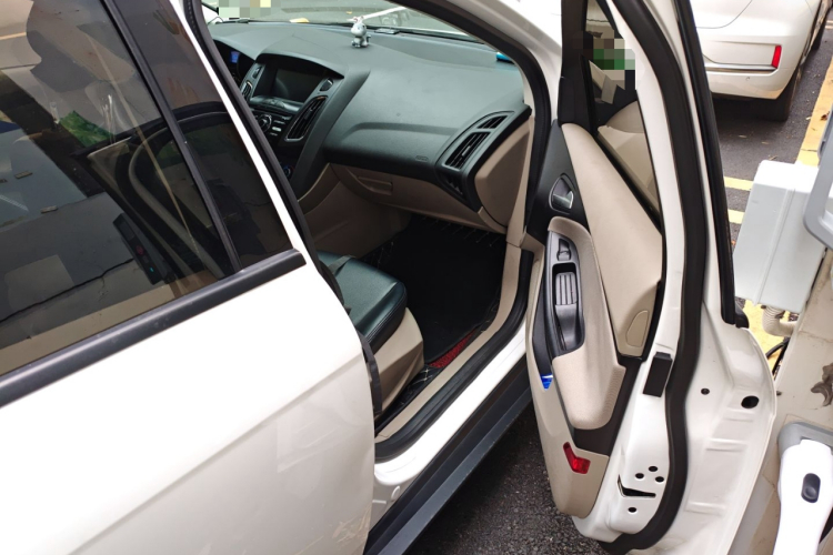 福特 福克斯 2015款 三厢 1.6L 自动舒适型局部细节9005