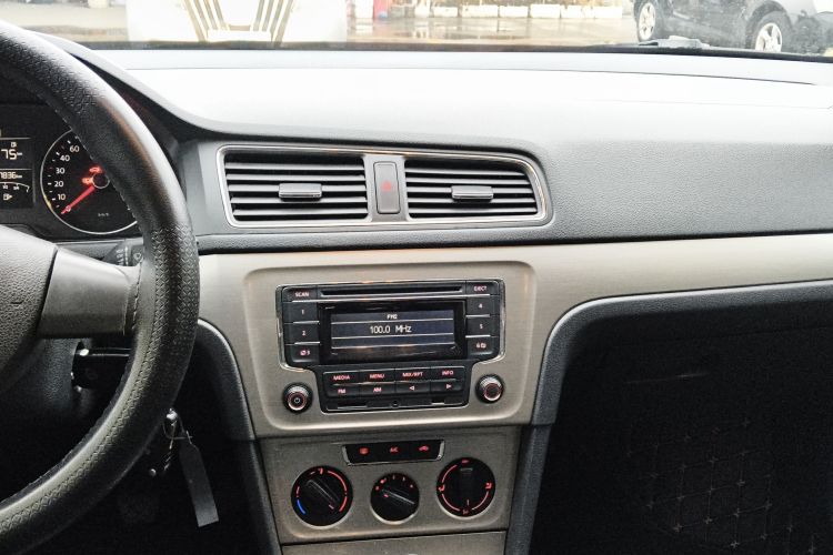 大众 朗逸 2013款 改款经典 1.6L 手动舒适版中控内饰16