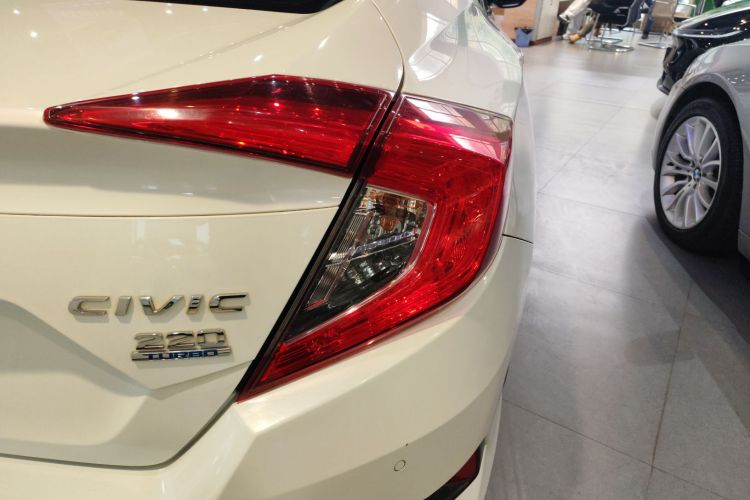 本田 思域 2016款 220TURBO CVT豪华版车身外观9