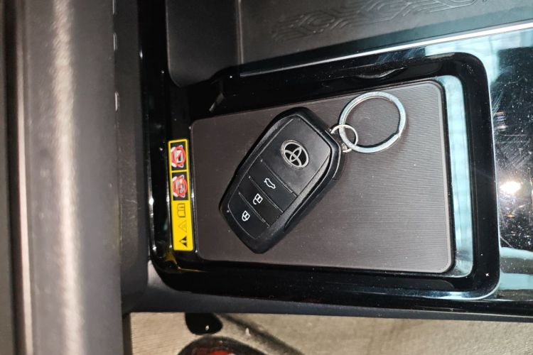 丰田 凯美瑞 2024款 双擎 2.5HG 尊贵版中控内饰7001