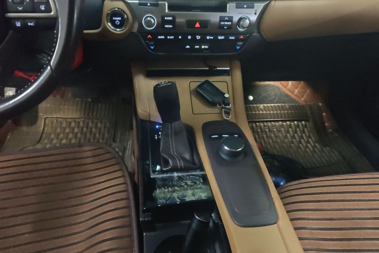 雷克萨斯ES 2015款 300h 舒适版中控内饰18