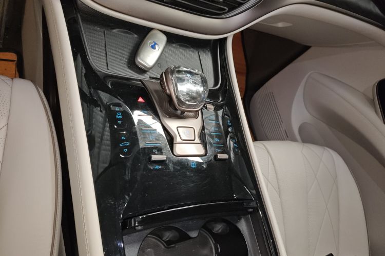 腾势D9 2022款 DM-i 1040 尊贵型中控内饰18