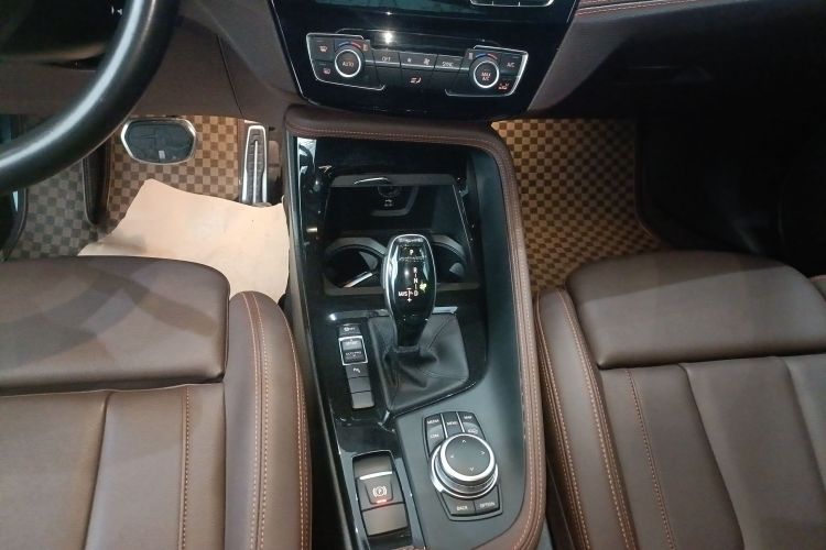 宝马X2 2022款 sDrive25i 曜夜版中控内饰18