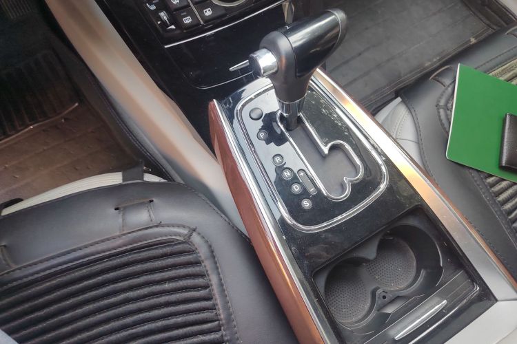 红旗H7 2013款 3.0L 尊贵型中控内饰18