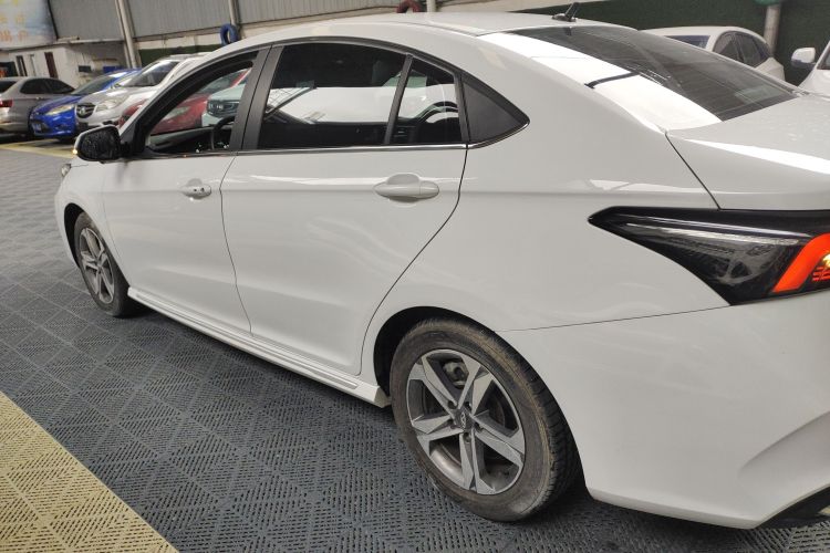 奇瑞 艾瑞泽5 PLUS 2021款 小AI 1.5L CVT享PLUS车身外观4