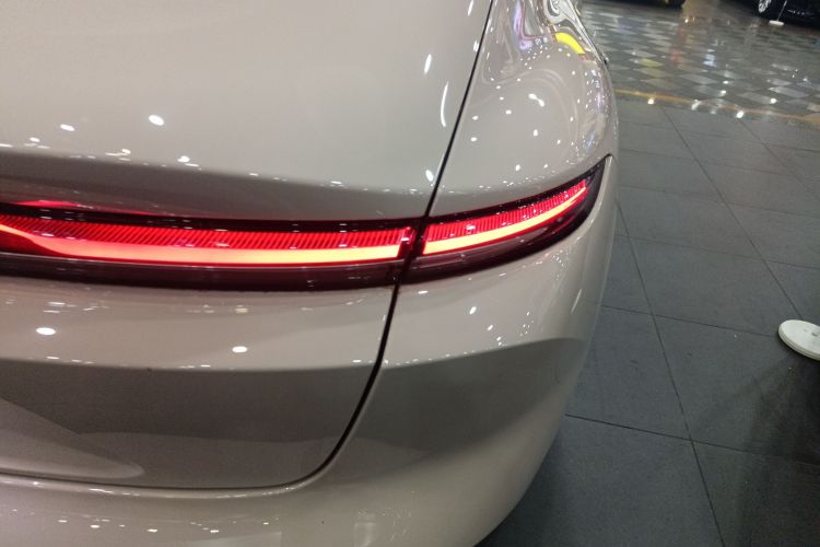 蔚来ET5 2022款 75kWh车身外观9