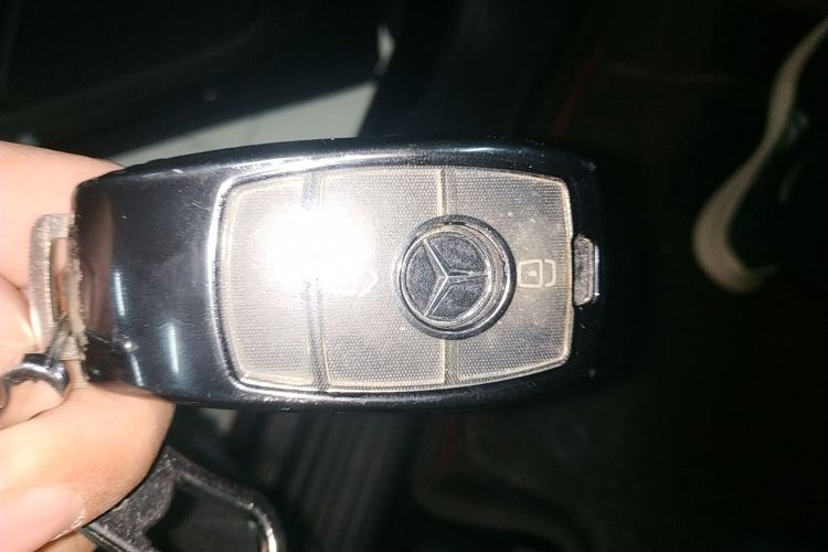 奔驰GLB 2023款 改款 GLB 200 时尚型中控内饰7001