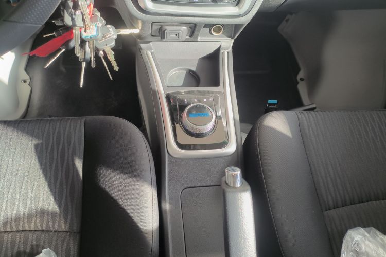 SRM鑫源 好运 2025款 启航版  弗迪42.3kWh 305km 6座中控内饰18