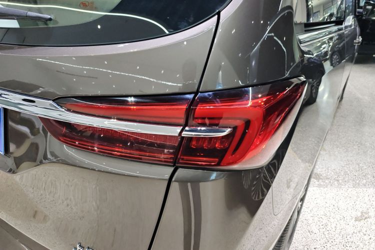 别克GL8 2023款 陆上公务舱 舒适型车身外观9