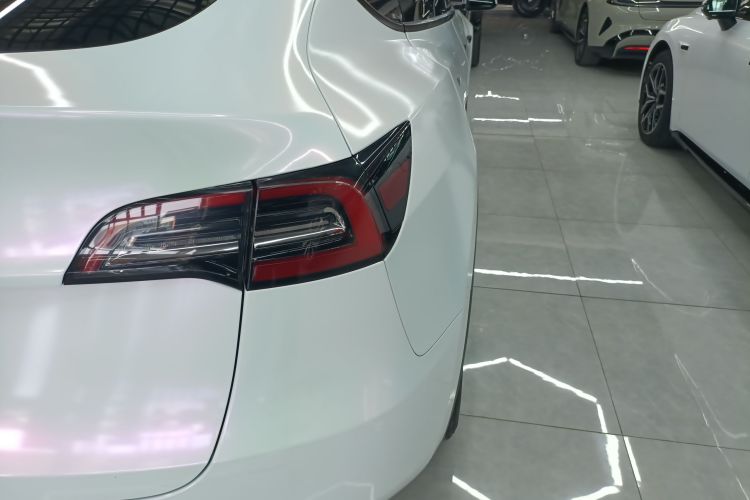 特斯拉 Model Y 2021款 标准续航后驱版车身外观9