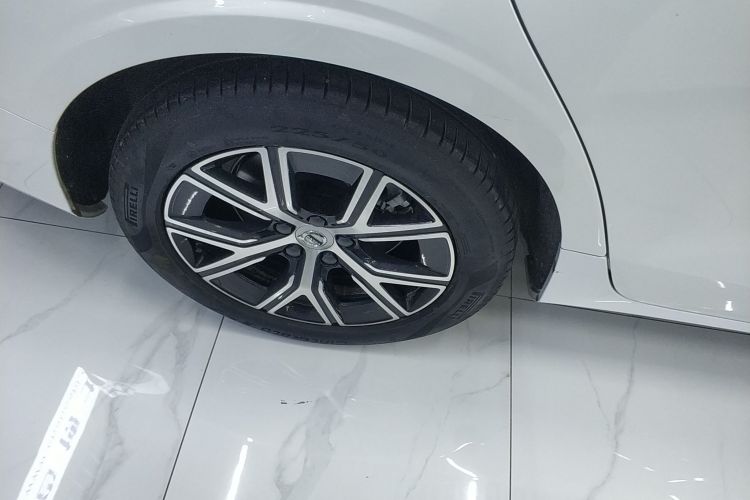 沃尔沃S60 2025款 B4 智逸豪华版车身外观6008