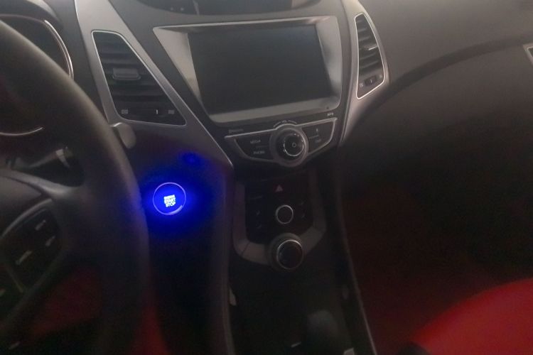 现代 朗动 2016款 1.6L 自动尊贵型中控内饰16